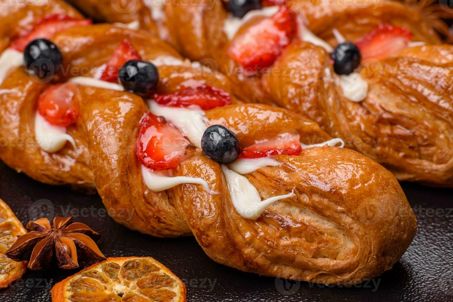 delicioso Fresco crujiente Pastelería en el formar de un coleta con fresas y arándanos foto