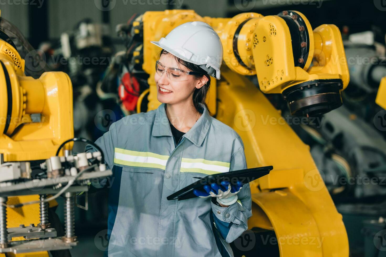 robótico ingeniero conducta regular mantenimiento por inspeccionando, pruebas, y corriendo software prueba a garantizar robot permanecer en estándar condición.grabación, informes dañado, incompleto artículos a supervisor foto