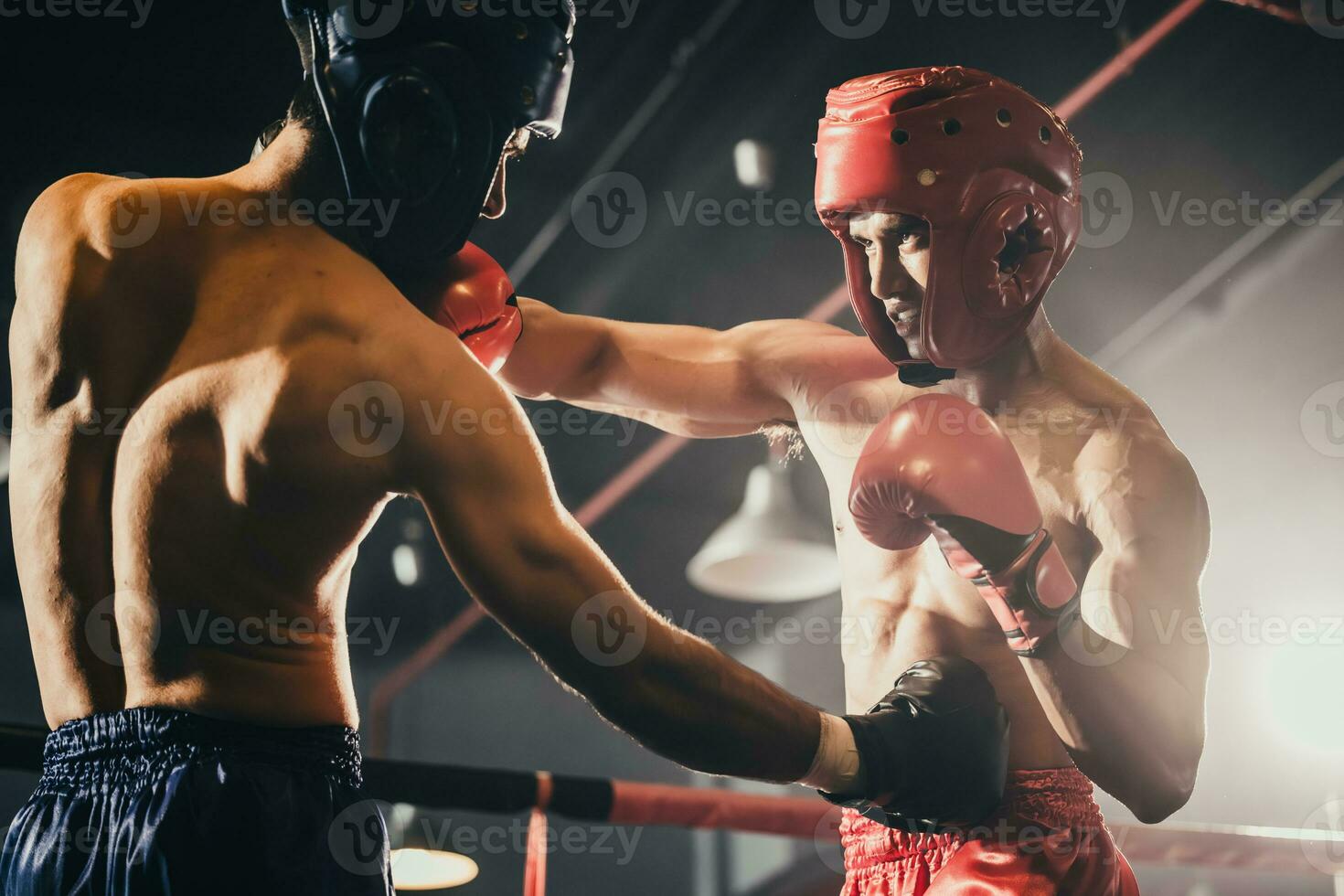 Boxer utilizar varios puñetazo combinaciones, incluso el pinchazo, gancho, uppercut, cruz, balancearse, derecho. consiguiendo en cerca a hacer adversario en cuerdas y knockear. boxeo campeones ganar el redondo en boxeo anillo foto