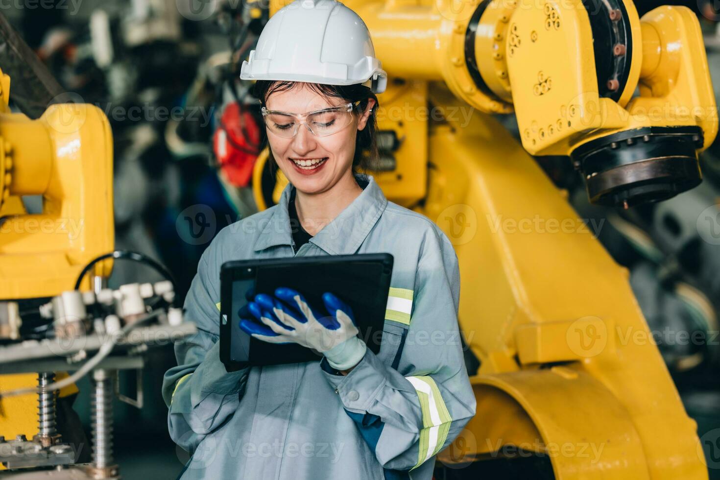 robótico ingeniero conducta regular mantenimiento por inspeccionando, pruebas, y corriendo software prueba a garantizar robot permanecer en estándar condición.grabación, informes dañado, incompleto artículos a supervisor foto