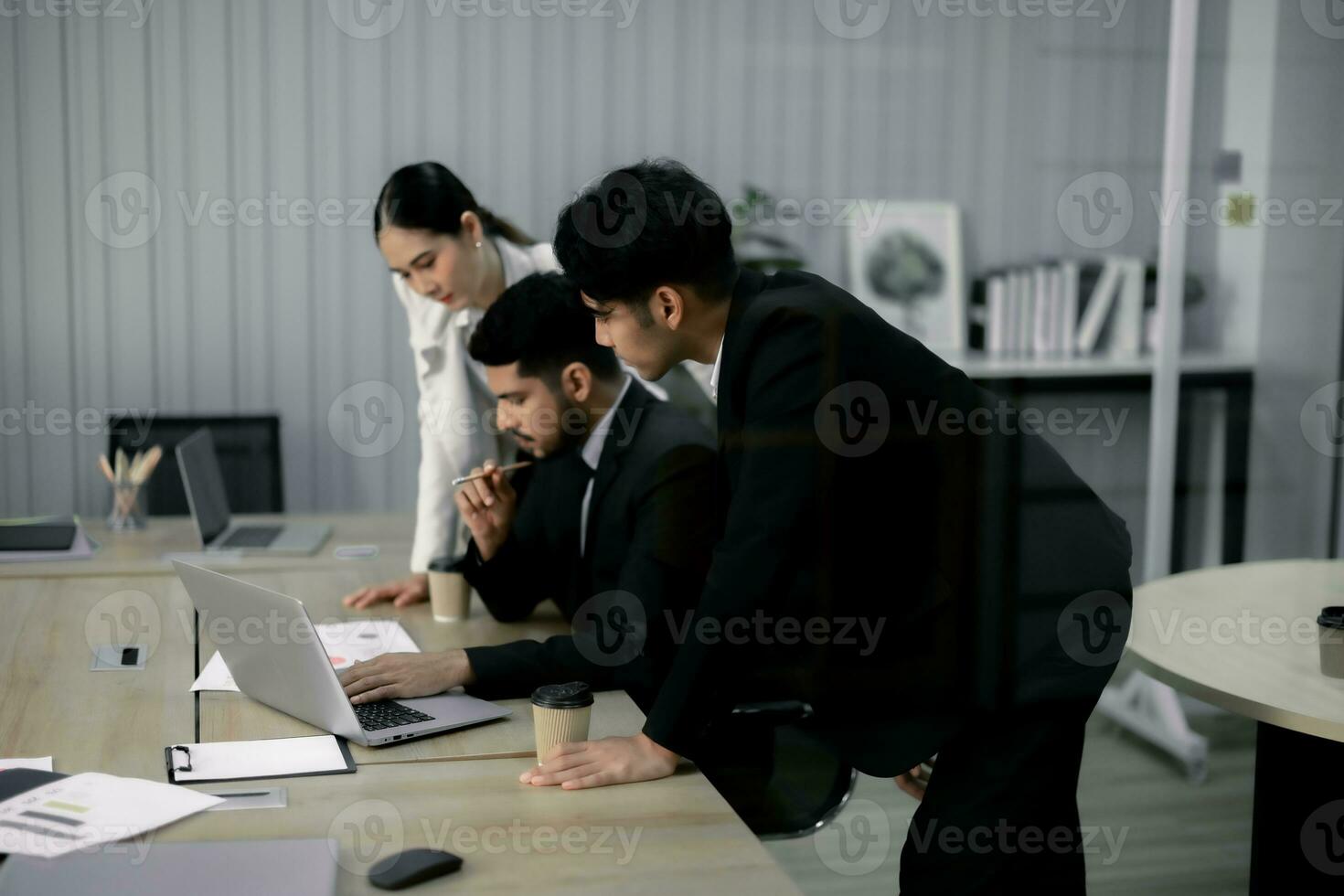 financiero asesores colaborar a evaluar un de la empresa financiero actuación utilizando datos desde sus Operacional actividades. equipo miembros trabajo juntos en un discusiones reunión a desarrollar un negocio plan. foto