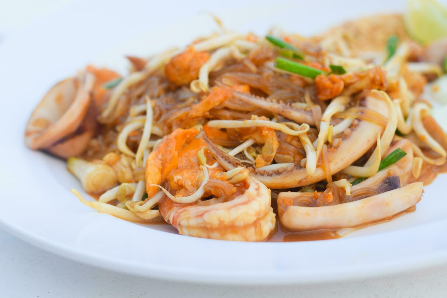 Thai stir-fried rice noodles with shrimp photo