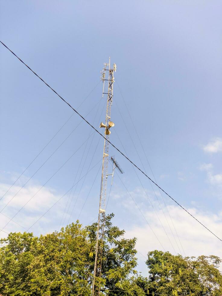 un alto mástil para teléfono y televisión antena foto