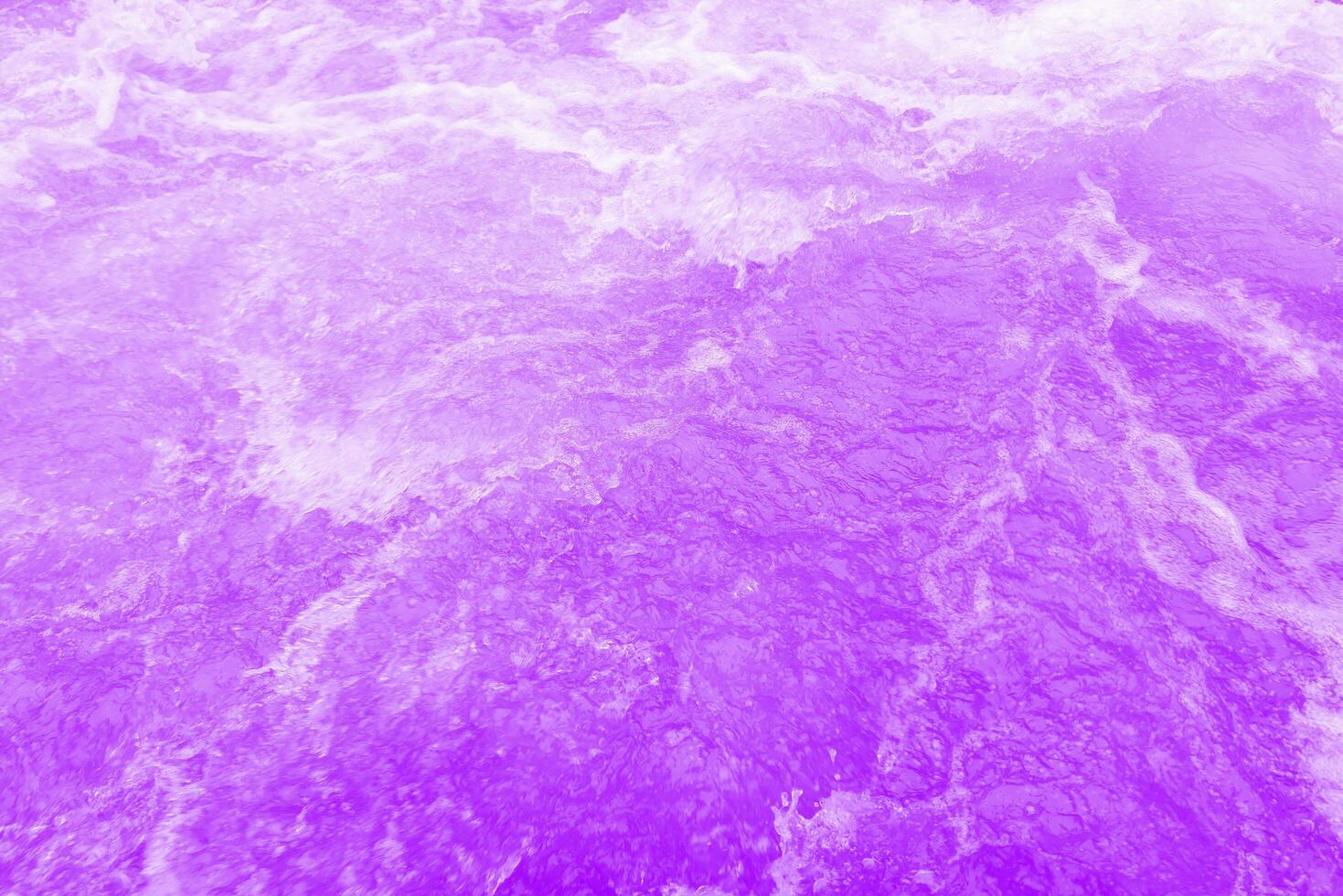púrpura agua con ondas en el superficie. desenfocar borroso transparente azul de colores claro calma agua superficie textura con salpicaduras y burbujas agua olas con brillante modelo textura antecedentes. foto