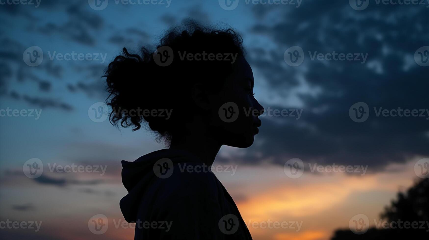 lado vista, silueta de el rostro, un persona, bajo ángulo, borroso Fresco amanecer cielo. ai generativo foto