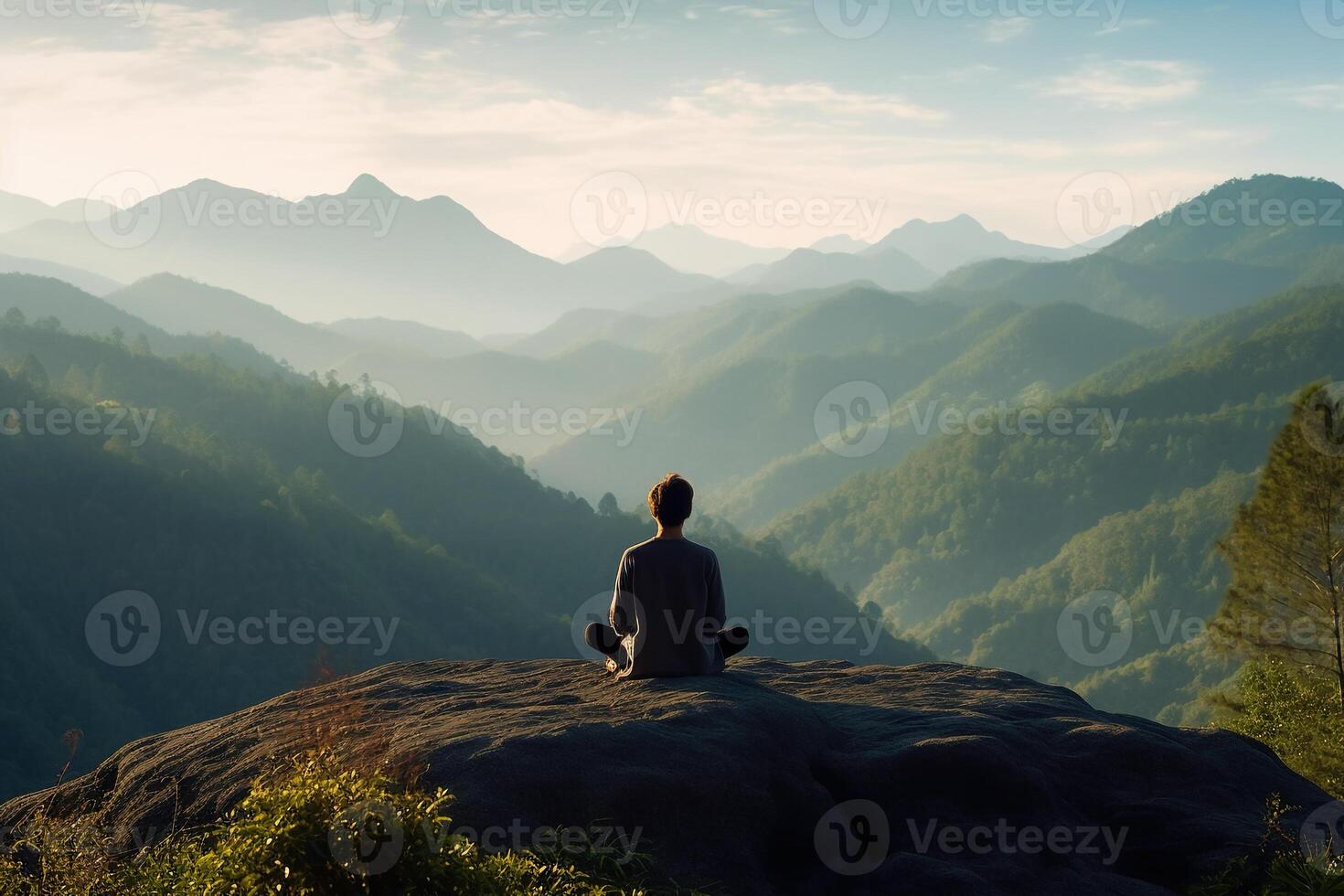 un persona meditando en parte superior de un colina, con vista a un vasto paisaje de montañas y bosque. ai generativo foto