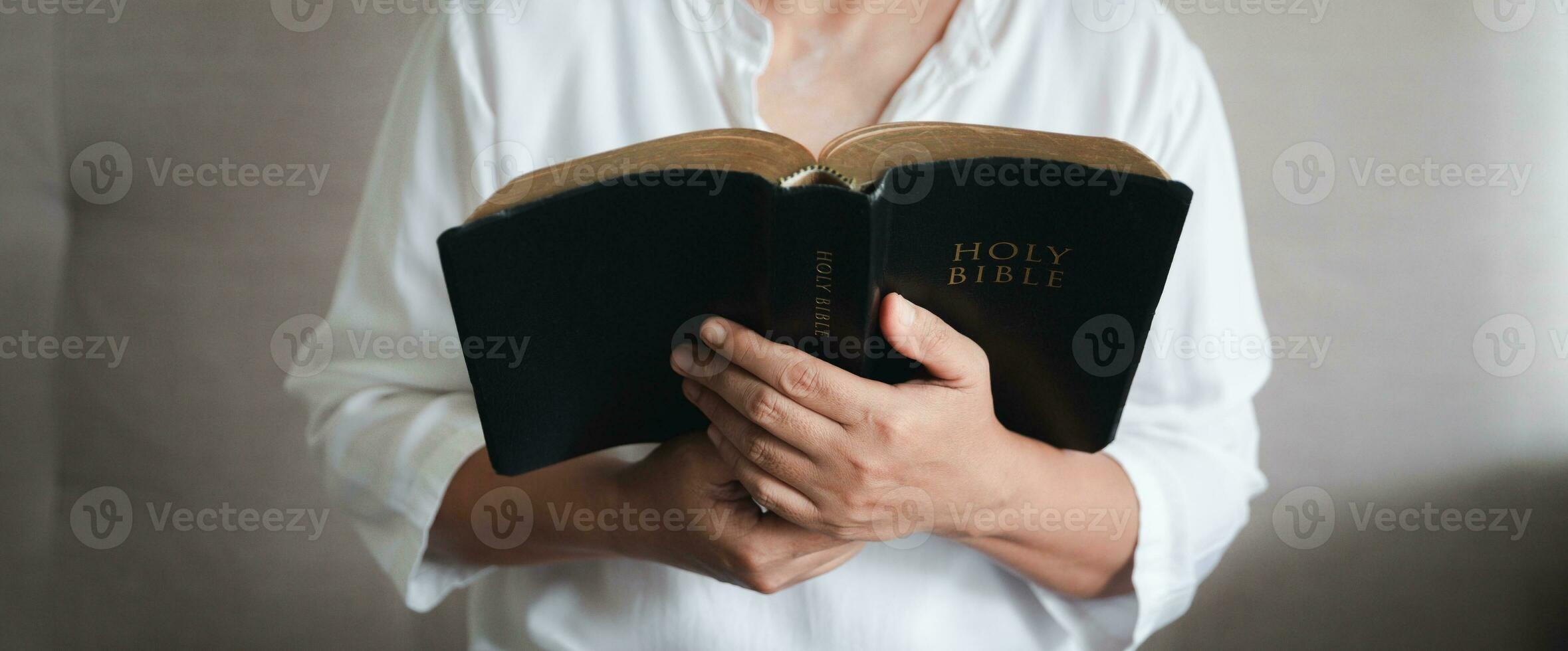 mujer manos Orando a Dios con Biblia. mendicidad para perdón y creer en bondad. cristiano vida crisis oración a dios. orar para Dios bendición a deseando tener un mejor vida. bandera con copyspace foto