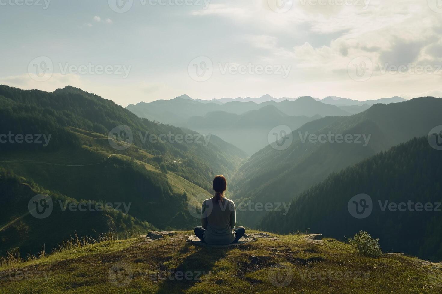 un persona meditando en parte superior de un colina, con vista a un vasto paisaje de montañas y bosque. ai generativo foto