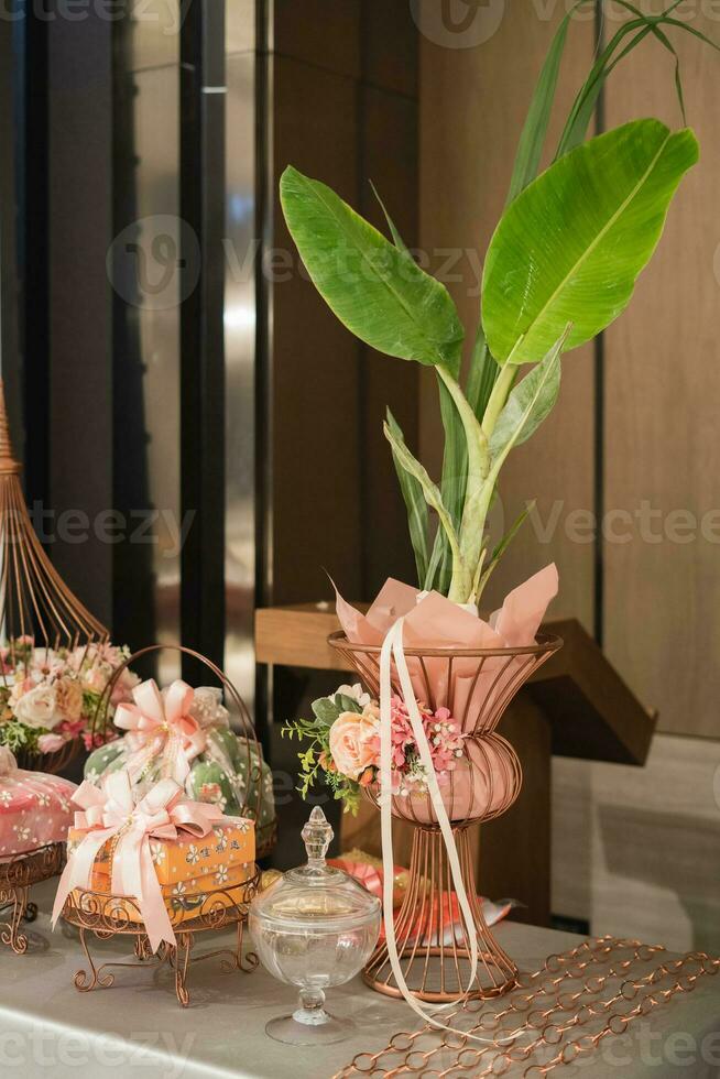 bandeja de regalos desde el novio a el familia de novia foto