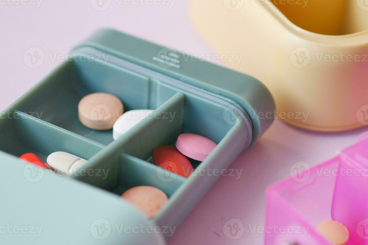 primer plano de pastillas médicas en una caja de pastillas en la mesa foto