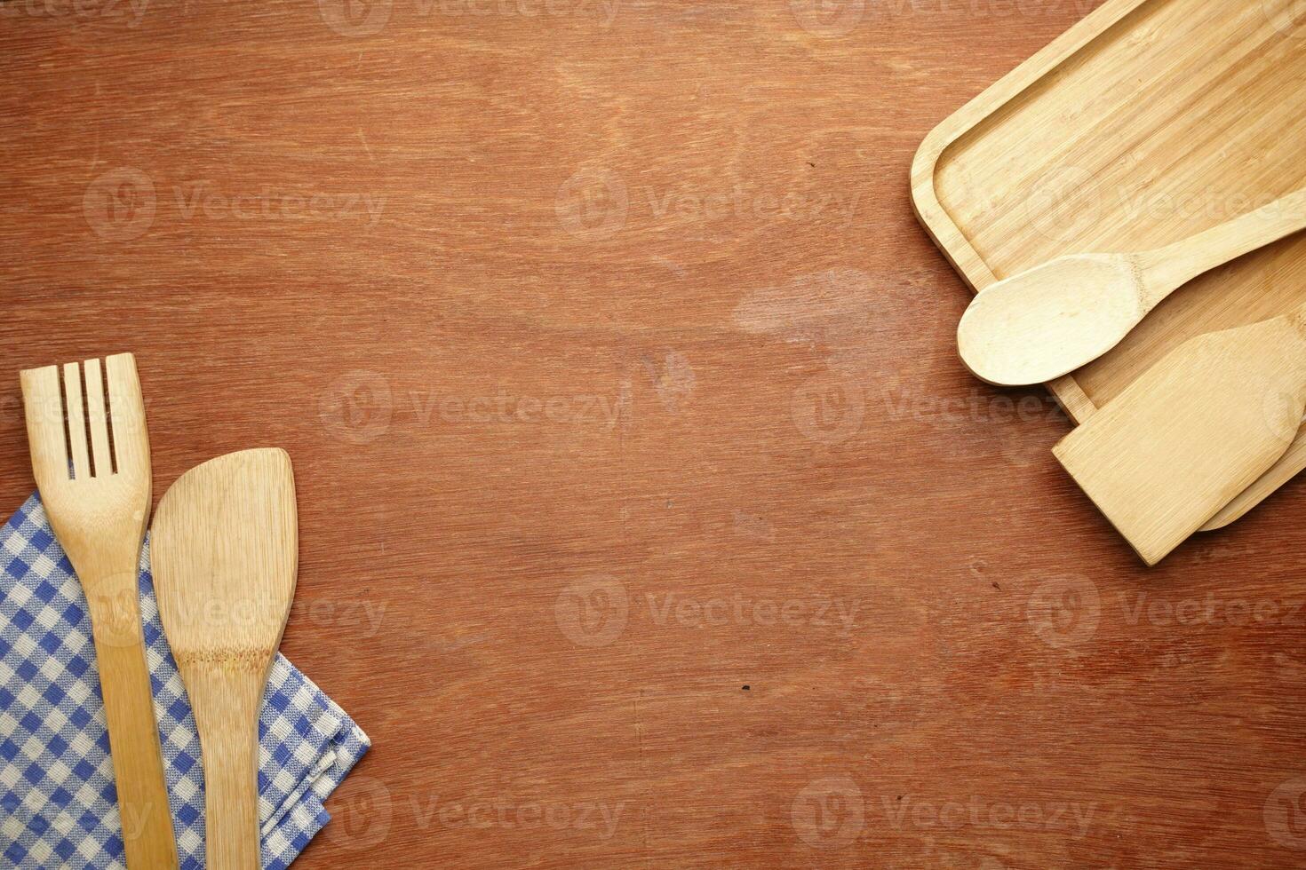 tenedores de cubiertos de madera sobre fondo amarillo claro foto