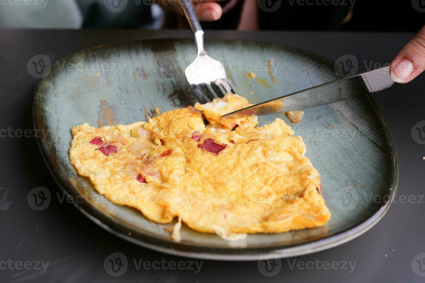 comiendo llanura huevo tortilla en mesa foto