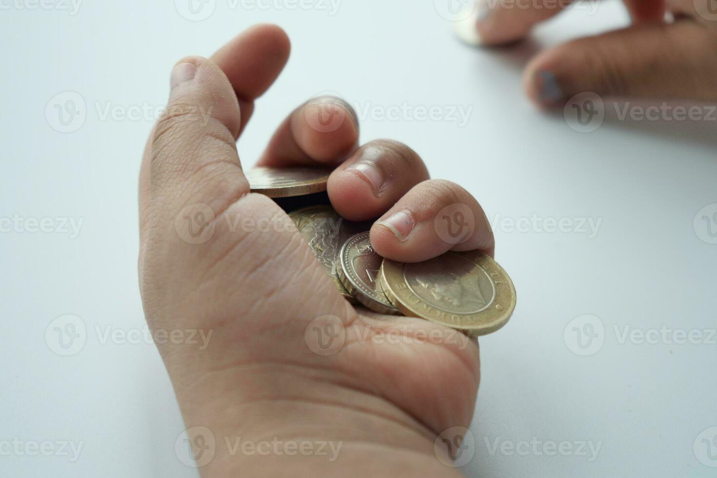 niño participación muchos monedas cerca arriba foto