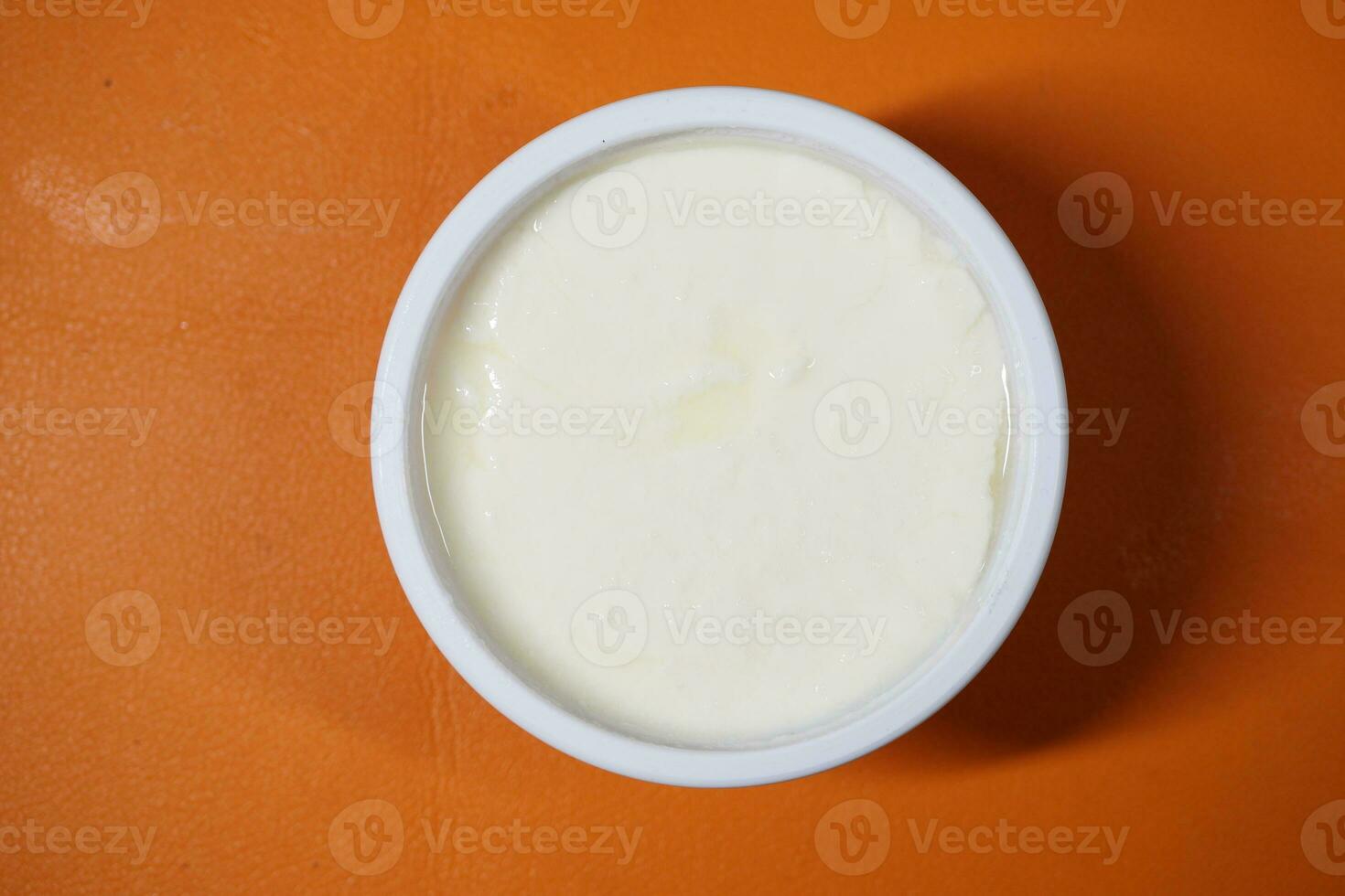 yogur fresco en un recipiente sobre la mesa foto