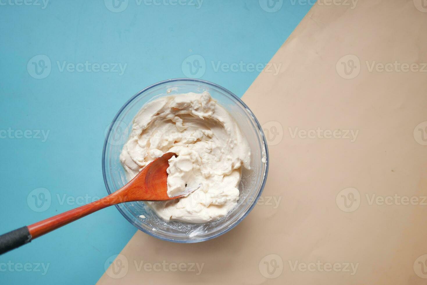 vista superior de la crema de leche en un recipiente sobre la mesa foto