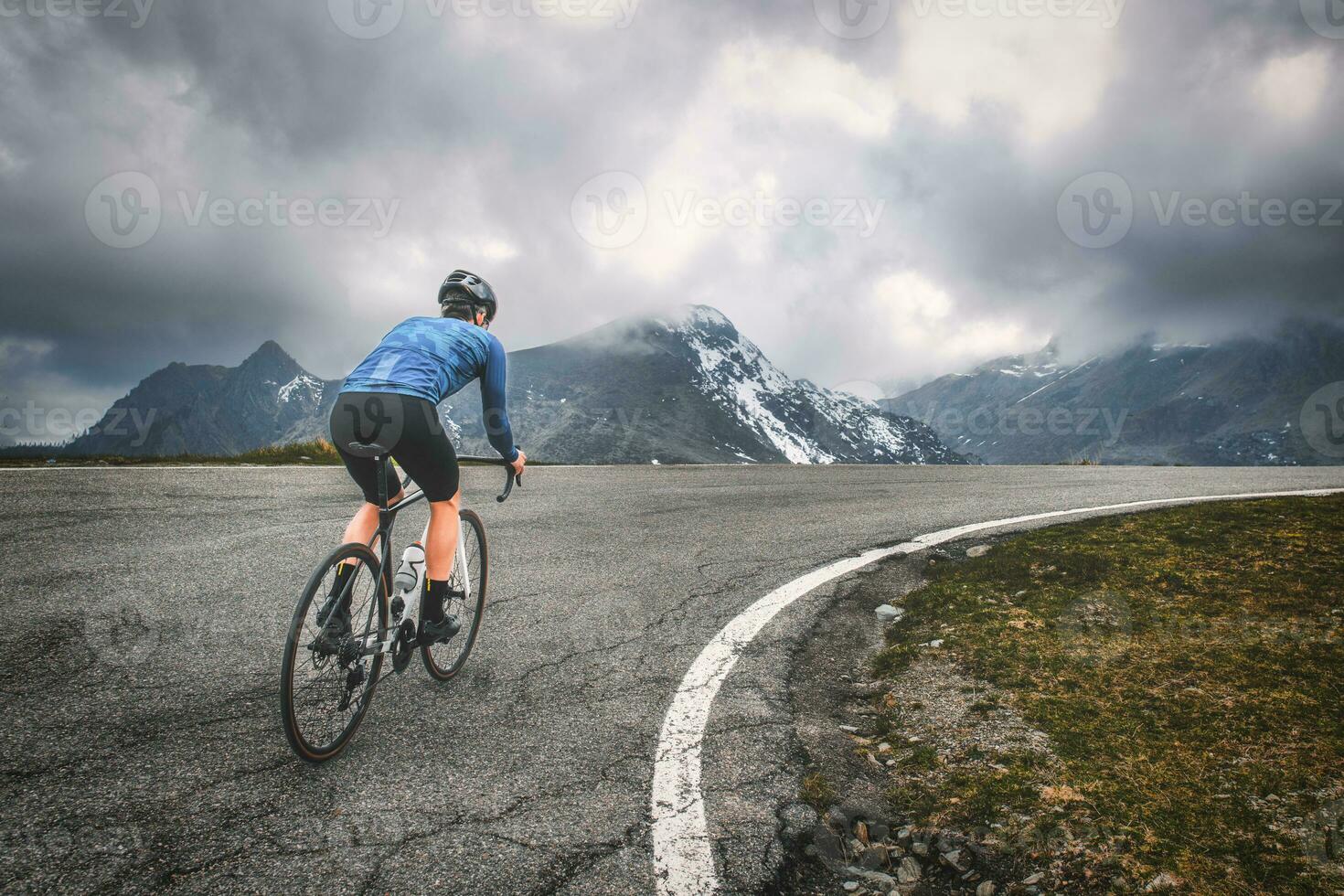 ascenso por bicicleta a un alpino pasar foto