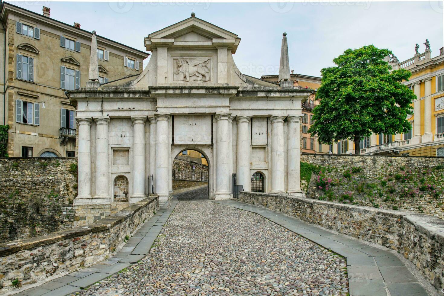 porta san giacomo Entrada a el citta alta Bérgamo foto