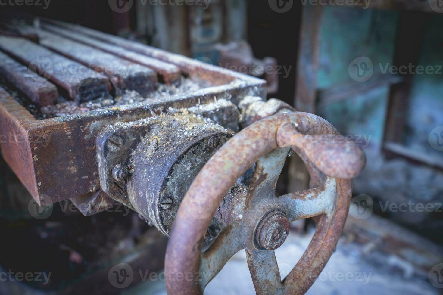 antiguo oxidado máquinas en un abandonado fábrica. foto