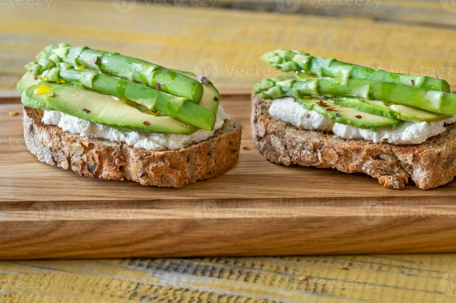 tostadas de aguacate y esparragos foto