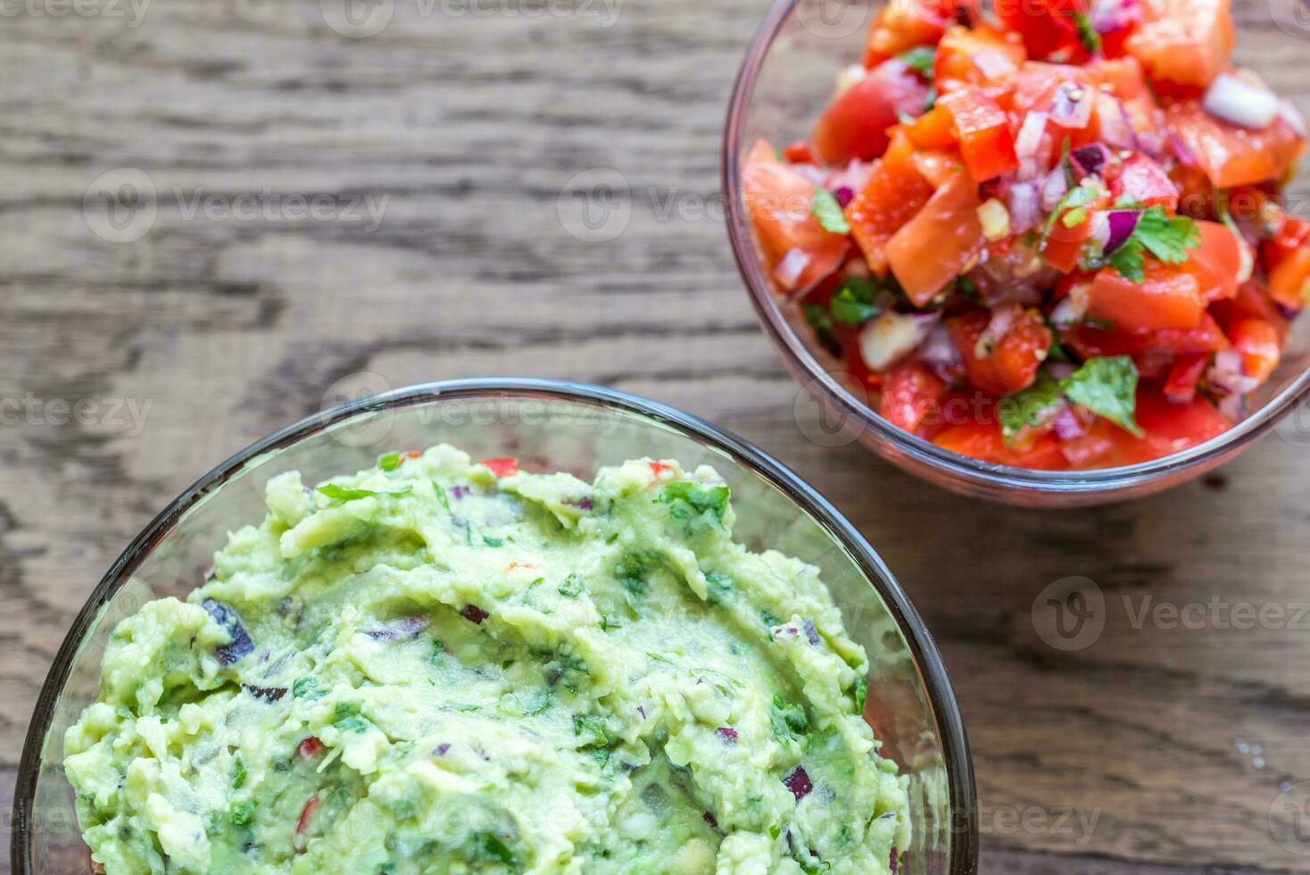 bochas de guacamole y salsa foto