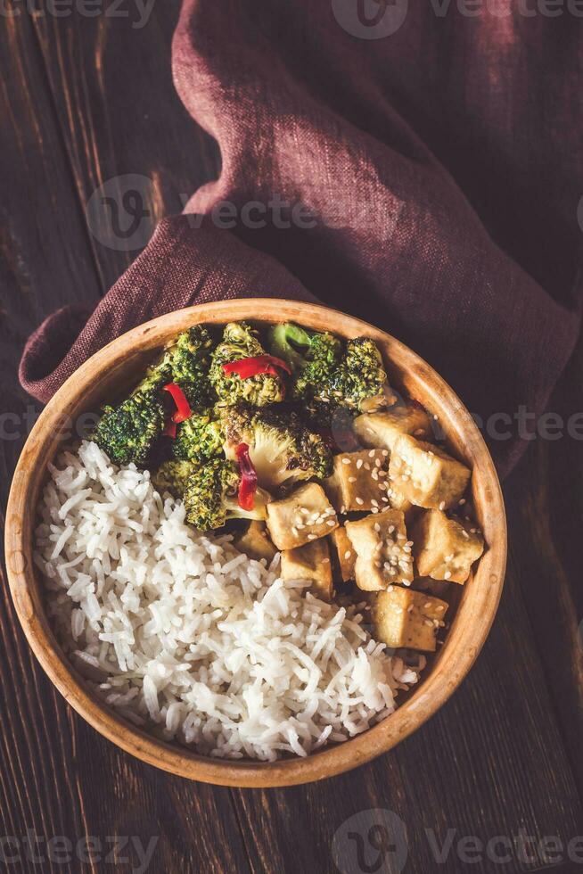 tofu y brócoli Salteado con blanco arroz foto