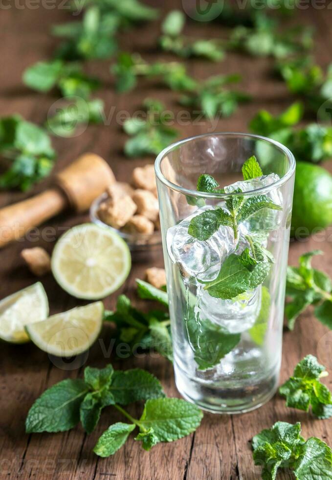 vaso de mojito con ingredientes foto