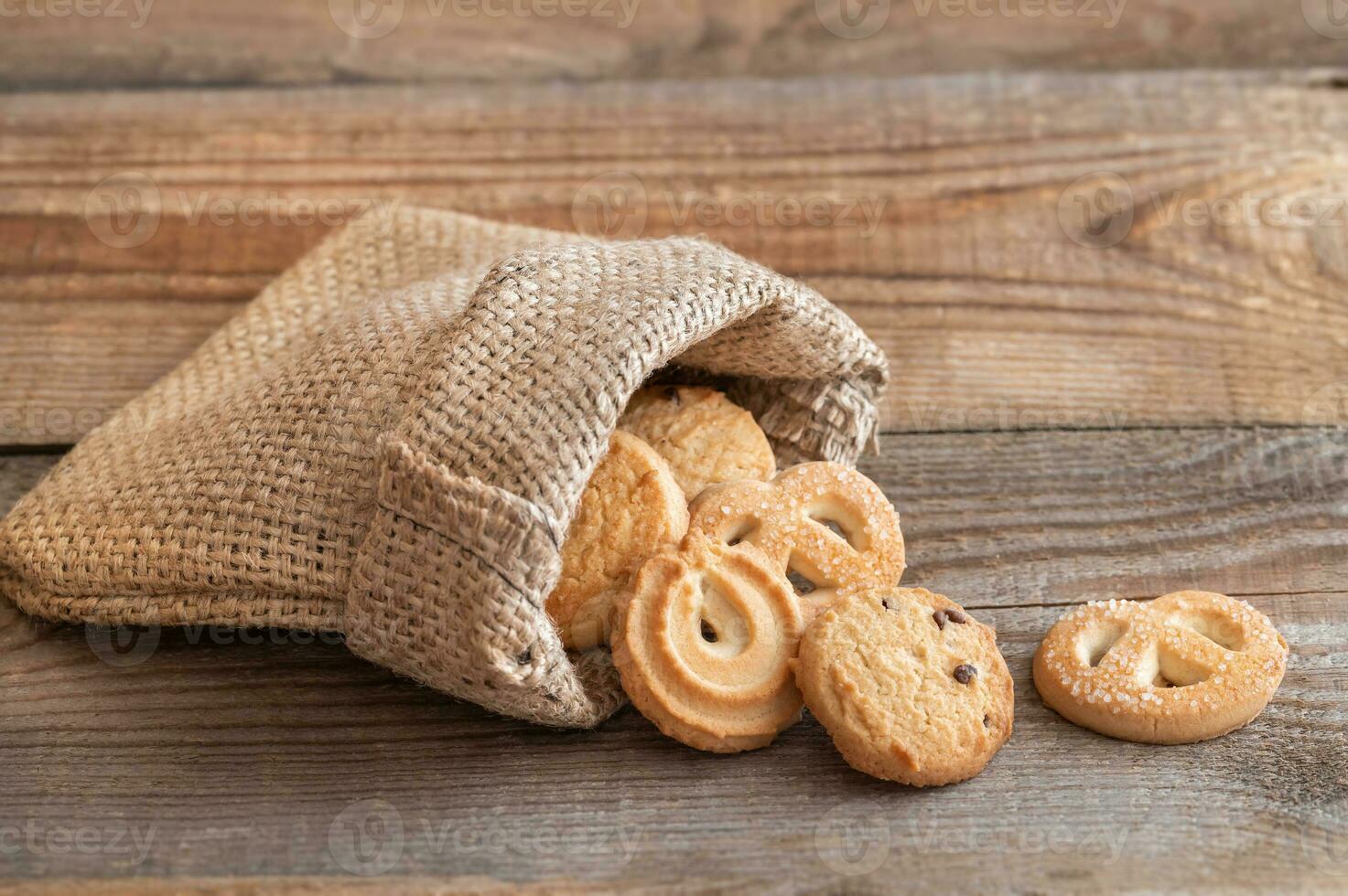 mantequilla galletas en arpillera bolso foto
