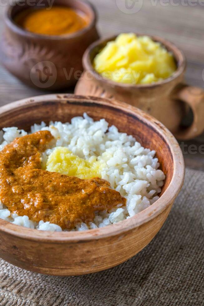 cuenco de arroz con indio mantequilla salsa y ghee aclarado mantequilla foto