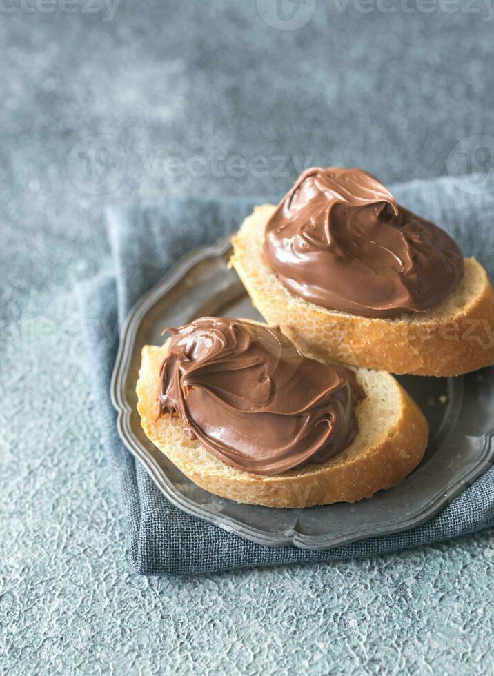 rebanada de junquillo con chocolate crema en el platillo foto