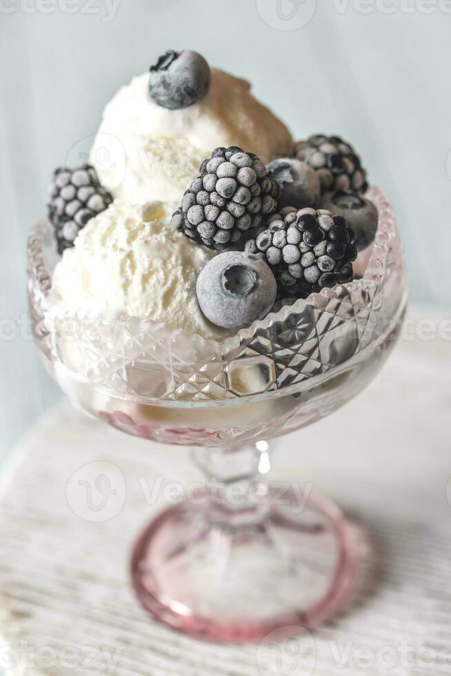 vainilla hielo crema con congelado bayas foto