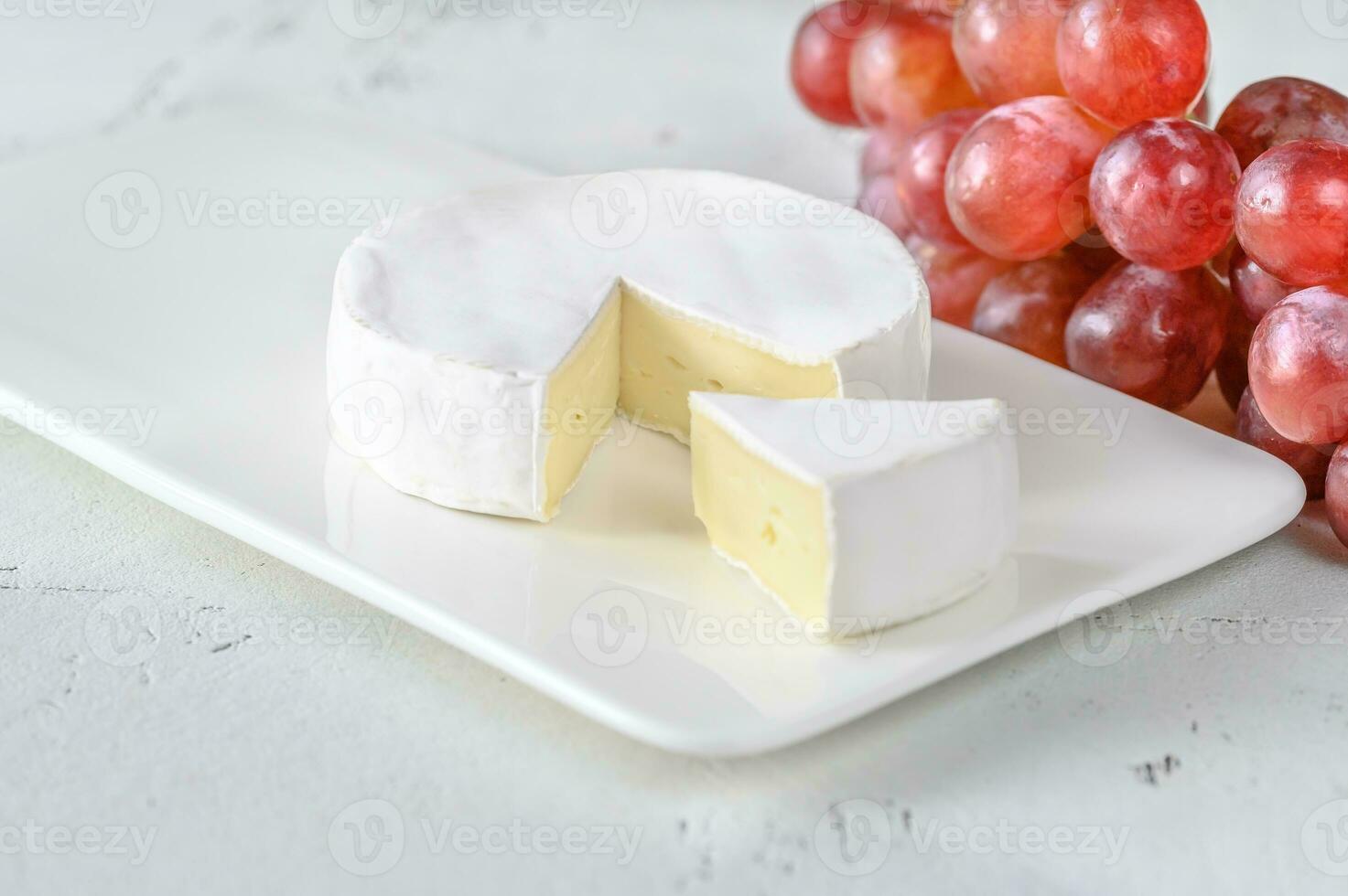 camembert en el plato de servir foto