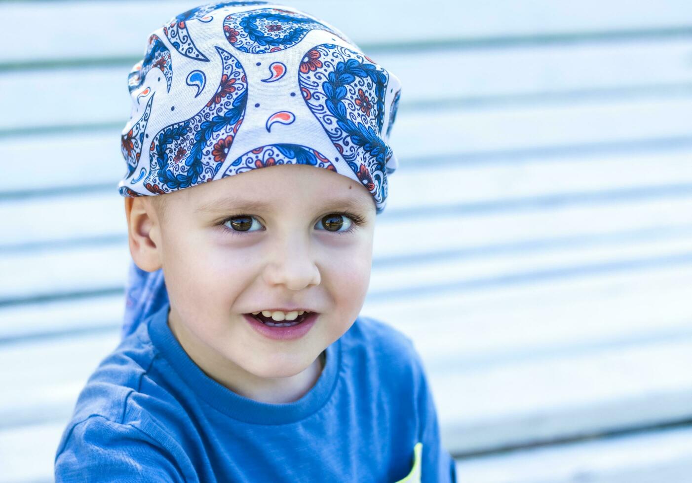 retrato de un pequeño chico, sonriente con alegría. foto