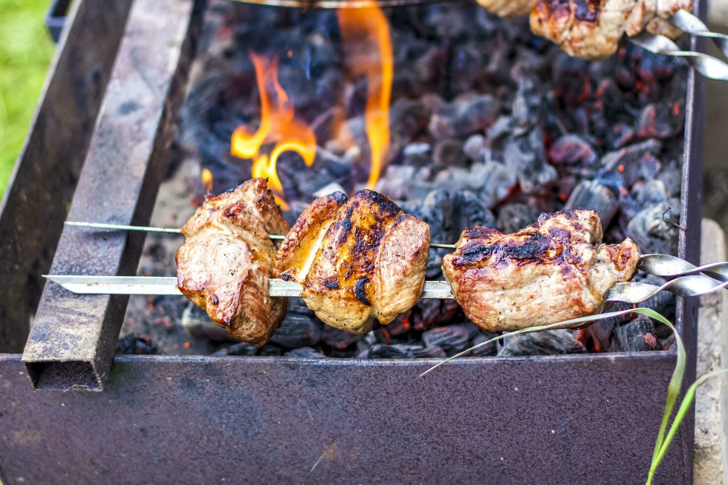 Cocinando un parilla en el fuego. tradicional caucásico brocheta en un brocheta, Cocinando carne en brochetas foto