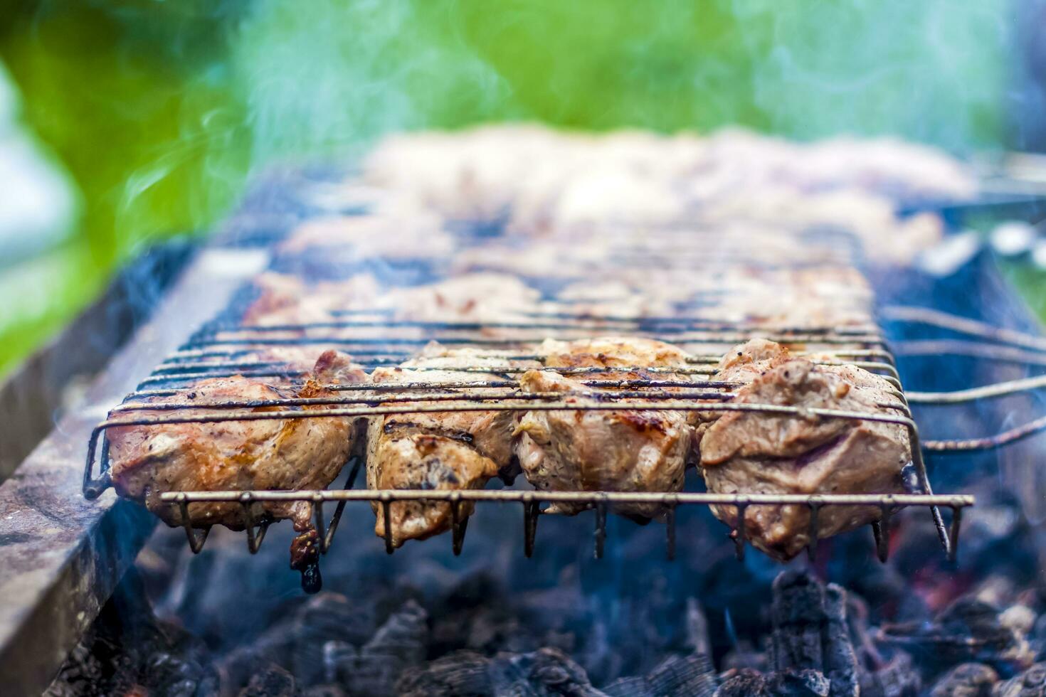 Cocinando un parilla en el fuego. tradicional caucásico brocheta en un brocheta, Cocinando carne en brochetas foto