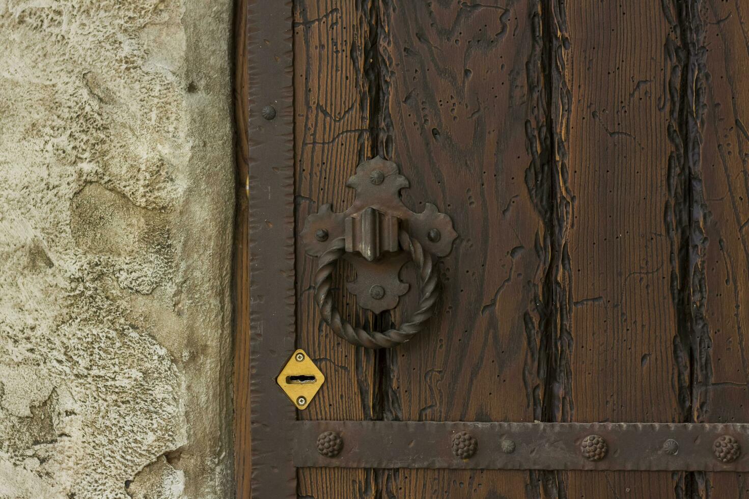 arquitectónico elementos de el pared. antecedentes de cerca de un grunge metal encargarse de en un antiguo hierro puerta. un antiguo puerta con Cerraduras y oxidado manejas. foto