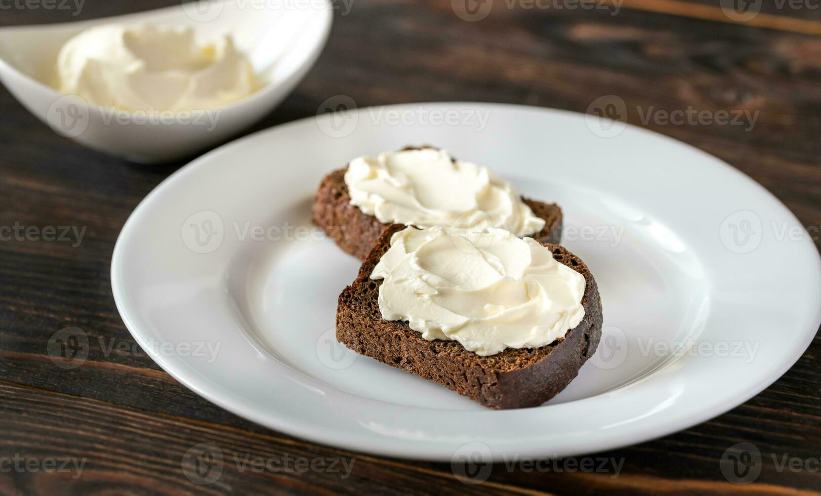 rebanadas de pan de centeno con queso crema foto