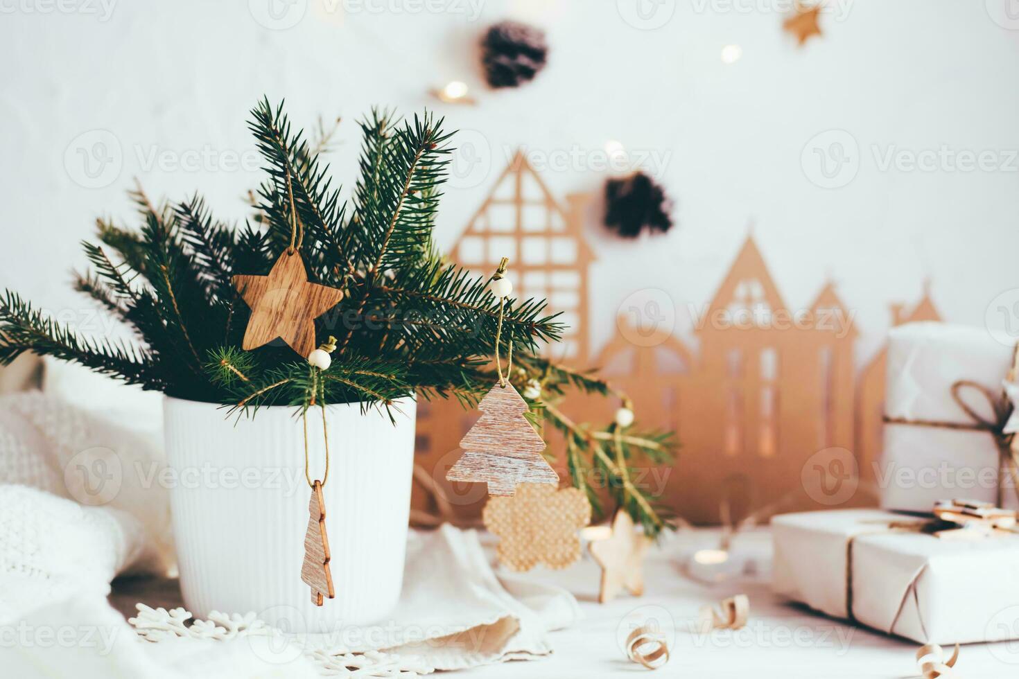 organización de un festivo Navidad mesa. abeto ramo de flores en un florero decorado con de madera adornos en el Navidad mesa. Respetuoso del medio ambiente y hecho en casa estilo de vida foto
