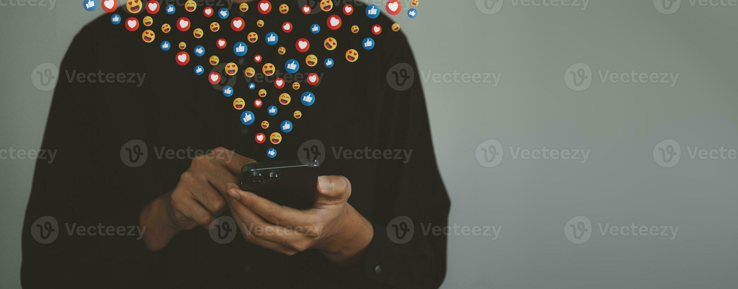 negocio hombre toque el pantalla en inteligente teléfono con emoción iconos social red y social medios de comunicación márketing concepto. foto