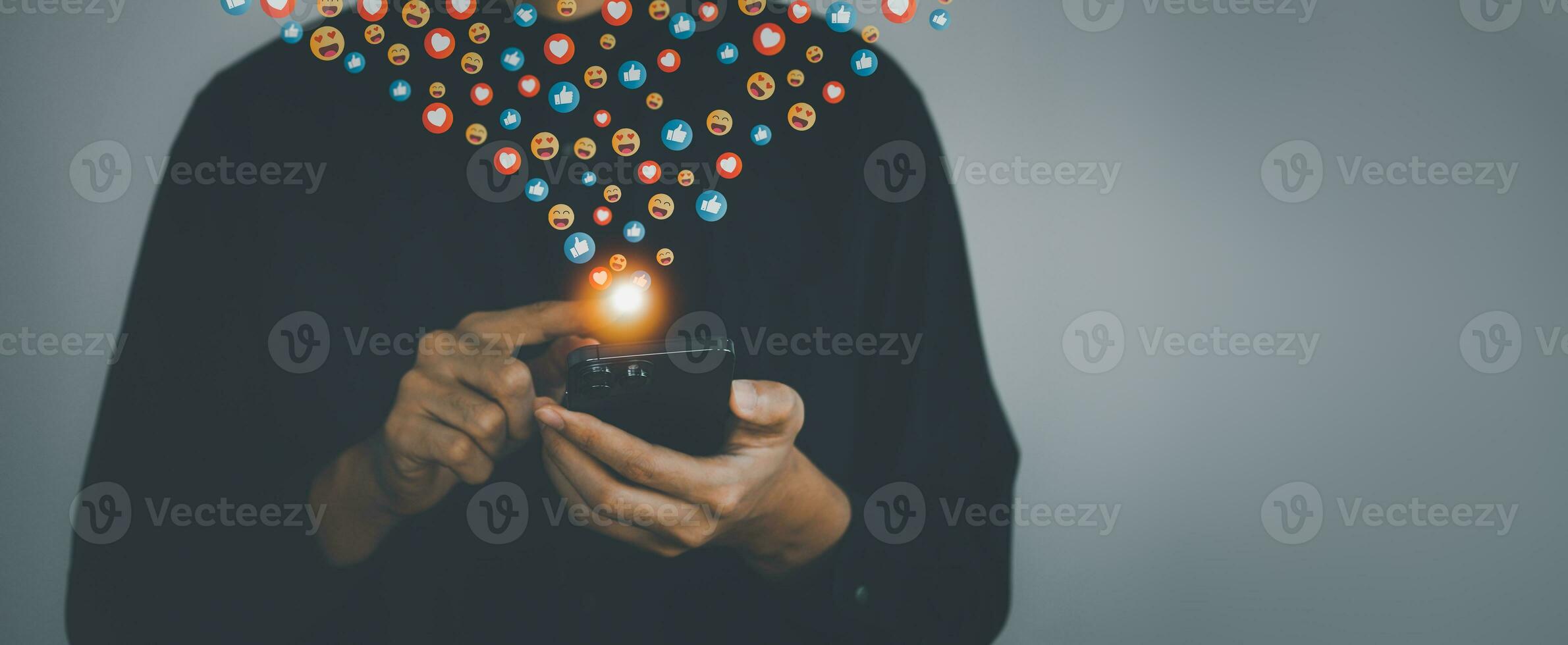 negocio hombre toque el pantalla en inteligente teléfono con emoción iconos social red y social medios de comunicación márketing concepto. foto