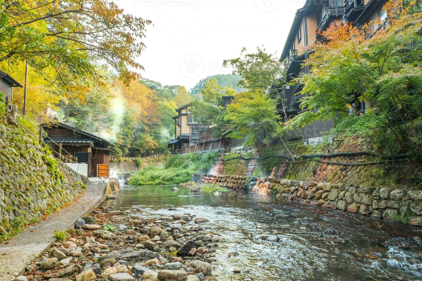 caliente primavera pueblos, kurokawa onsen, ryokan y puente, kurokawa a mañana, kumamoto, kyushu, Japón foto