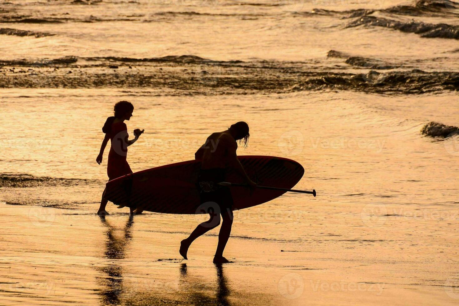 surfistas en el Oceano foto