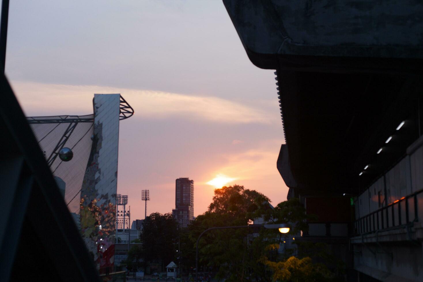 edificio ciudad sombra con amanecer puesta de sol cielo hora antecedentes foto