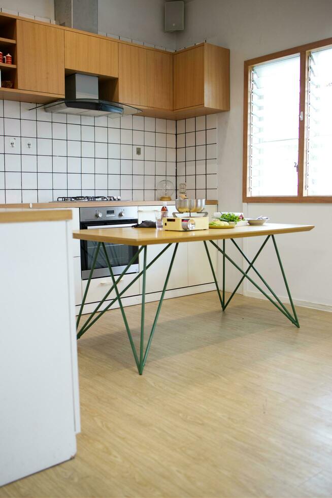 cocina estación con mínimo estilo decoración con blanco tono y marrón madera color foto