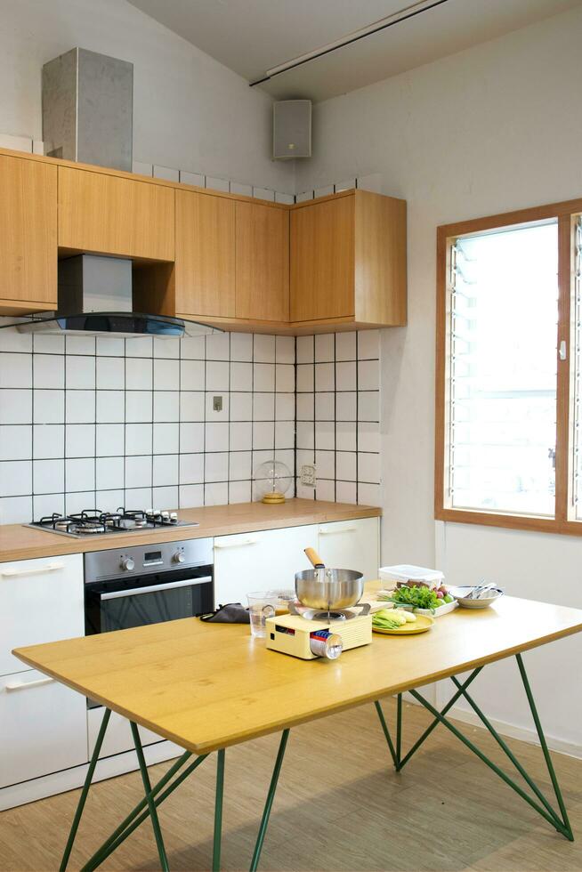 cocina estación con mínimo estilo decoración con blanco tono y marrón madera color foto