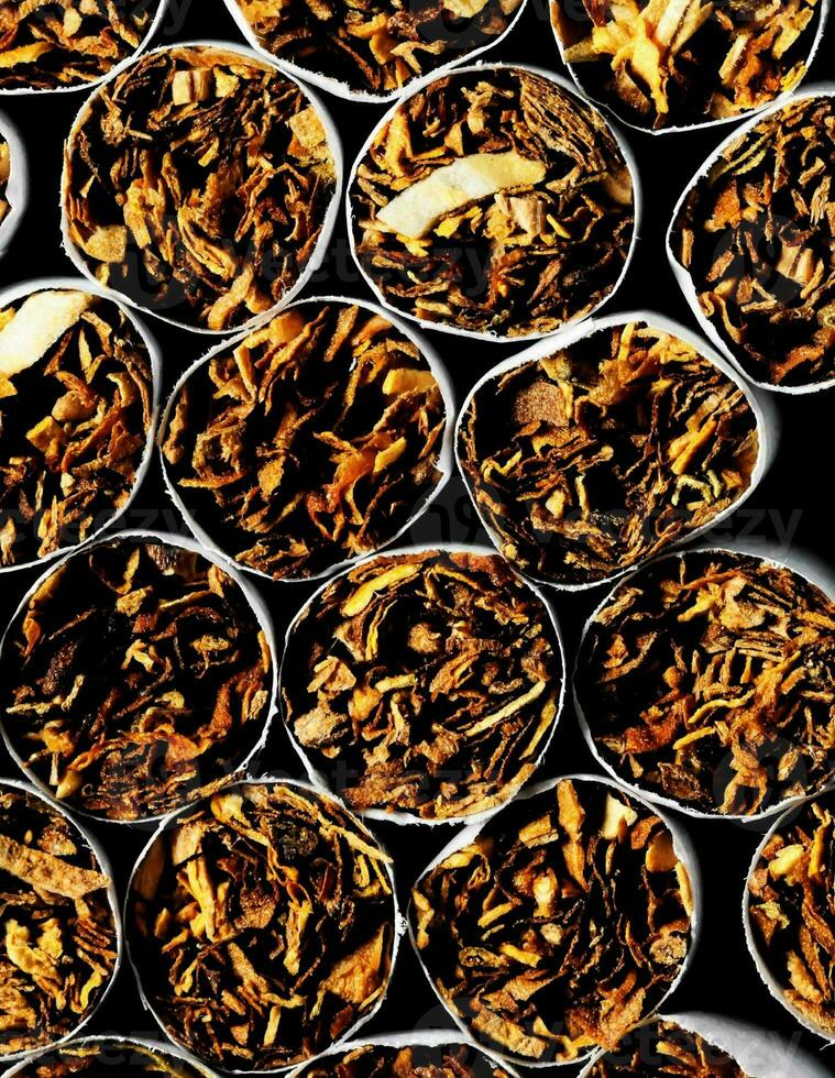 industria tabacalera con cigarrillos apilados foto