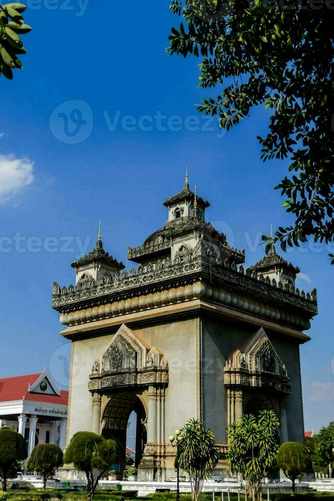 antiguo templo budista en el este de asia foto