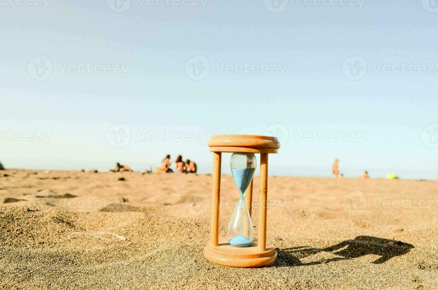 reloj de arena en la playa foto