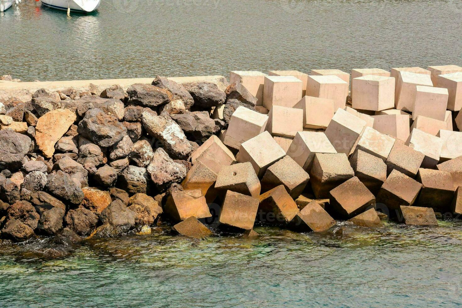 pila de piedras y ladrillos en el agua a un playa foto