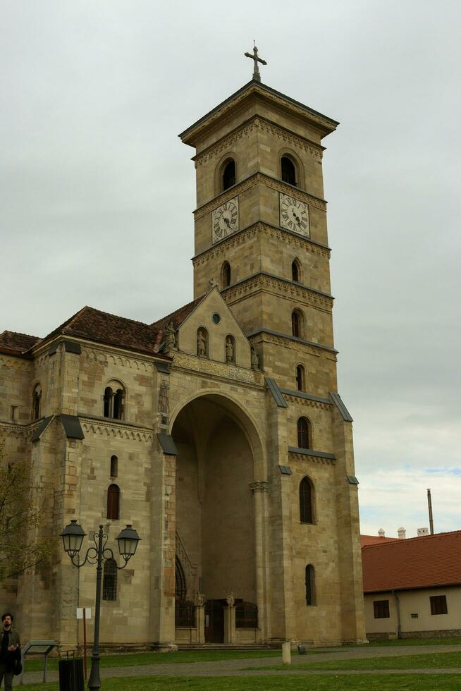 Santo de miguel romano católico catedral en alba iulia inmortalizado desde diferente anglos foto