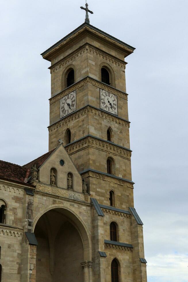 Santo de miguel romano católico catedral en alba iulia inmortalizado desde diferente anglos foto